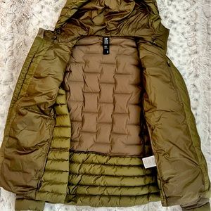Barely Worn Green Mountain Hardwear Hooded Puffer M